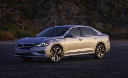 2020 Volkswagen Passat Front Three-Quarter Wallpapers 450x275 (24)