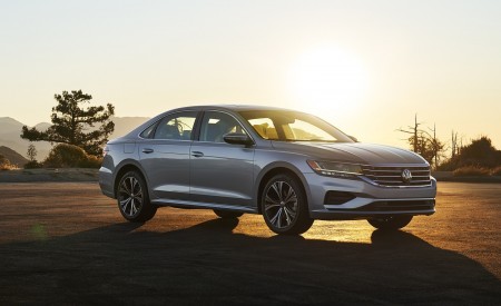 2020 Volkswagen Passat Front Three-Quarter Wallpapers 450x275 (25)