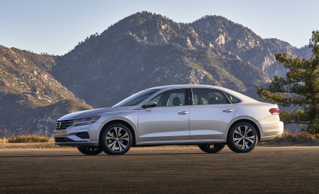 2020 Volkswagen Passat Front Three-Quarter Wallpapers 450x275 (26)