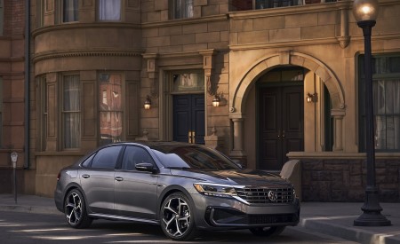 2020 Volkswagen Passat Front Three-Quarter Wallpapers 450x275 (75)