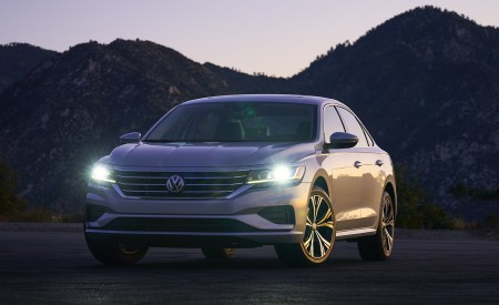 2020 Volkswagen Passat Front Three-Quarter Wallpapers 450x275 (27)