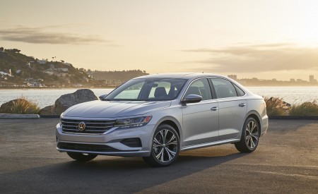 2020 Volkswagen Passat Front Three-Quarter Wallpapers 450x275 (13)