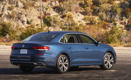 2020 Volkswagen Passat Rear Three-Quarter Wallpapers 450x275 (54)