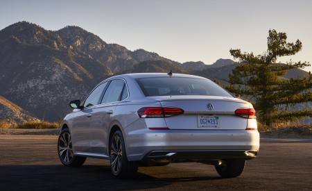 2020 Volkswagen Passat Rear Three-Quarter Wallpapers 450x275 (30)