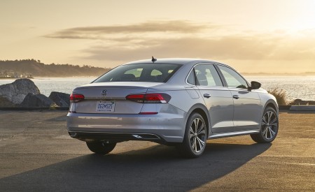 2020 Volkswagen Passat Rear Three-Quarter Wallpapers 450x275 (31)
