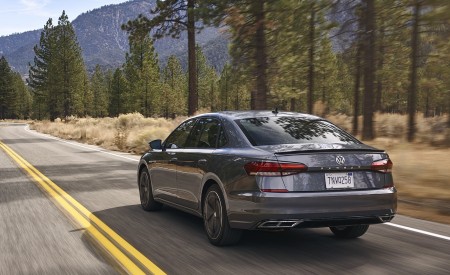 2020 Volkswagen Passat Rear Three-Quarter Wallpapers 450x275 (71)