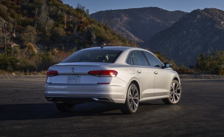 2020 Volkswagen Passat Rear Three-Quarter Wallpapers 450x275 (32)