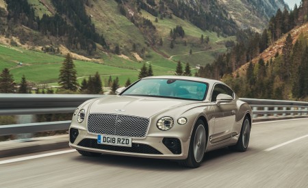 2018 Bentley Continental GT (Color: White Sand) Front Three-Quarter Wallpapers 450x275 (97)