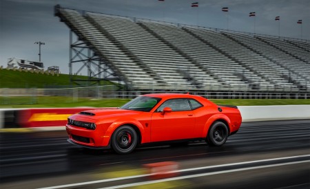 2018 Dodge Challenger SRT Demon Front Three-Quarter Wallpapers 450x275 (4)