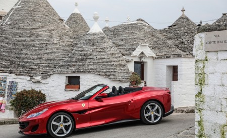 2018 Ferrari Portofino Front Three-Quarter Wallpapers 450x275 (62)