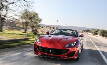 2018 Ferrari Portofino Front Three-Quarter Wallpapers 450x275 (2)