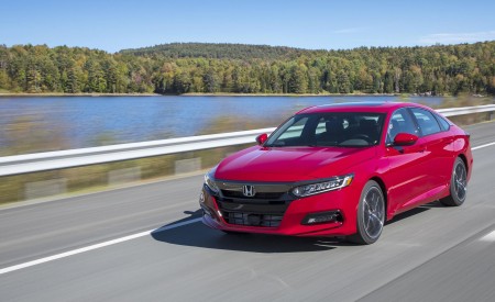 2018 Honda Accord Sport 2.0T Manual Front Three-Quarter Wallpapers 450x275 (3)