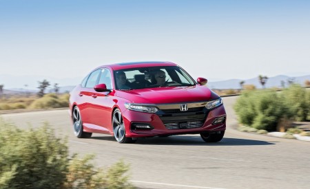 2018 Honda Accord Sport 2.0T Manual Front Three-Quarter Wallpapers 450x275 (38)