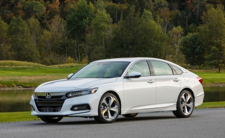 2018 Honda Accord Touring 1.5T Front Three-Quarter Wallpapers 450x275 (80)