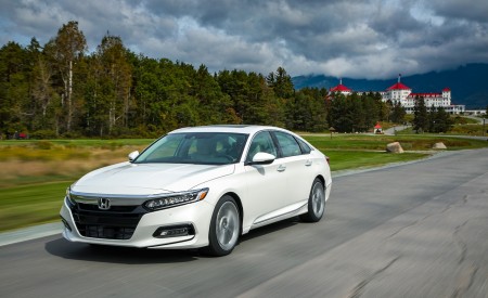 2018 Honda Accord Touring 1.5T Front Three-Quarter Wallpapers 450x275 (72)