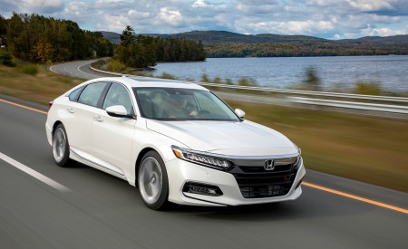 2018 Honda Accord Touring 1.5T Front Three-Quarter Wallpapers 450x275 (63)