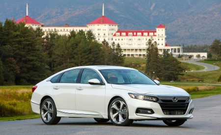 2018 Honda Accord Touring 1.5T Front Three-Quarter Wallpapers 450x275 (81)