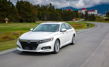 2018 Honda Accord Touring 1.5T Front Three-Quarter Wallpapers 450x275 (73)