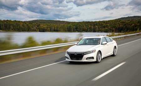2018 Honda Accord Touring 1.5T Front Three-Quarter Wallpapers 450x275 (64)