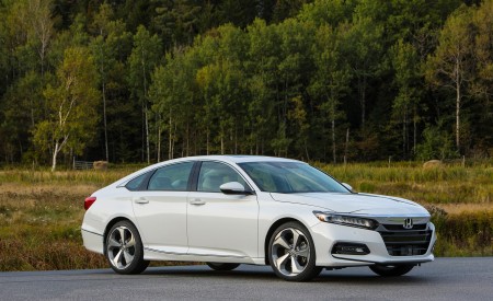 2018 Honda Accord Touring 1.5T Front Three-Quarter Wallpapers 450x275 (82)