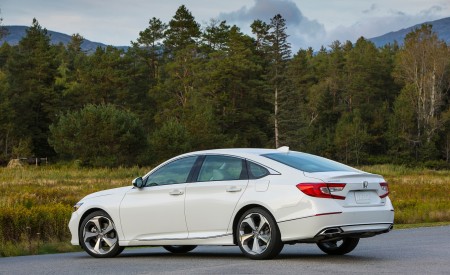 2018 Honda Accord Touring 1.5T Rear Three-Quarter Wallpapers 450x275 (84)
