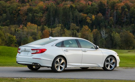 2018 Honda Accord Touring 1.5T Rear Three-Quarter Wallpapers 450x275 (85)