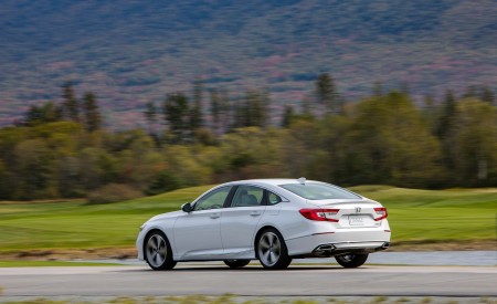 2018 Honda Accord Touring 1.5T Rear Three-Quarter Wallpapers 450x275 (86)