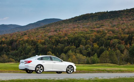 2018 Honda Accord Touring 1.5T Rear Three-Quarter Wallpapers 450x275 (77)