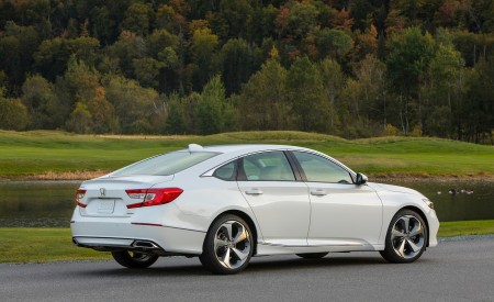2018 Honda Accord Touring 1.5T Rear Three-Quarter Wallpapers 450x275 (68)