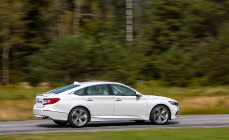 2018 Honda Accord Touring 1.5T Side Wallpapers 450x275 (78)