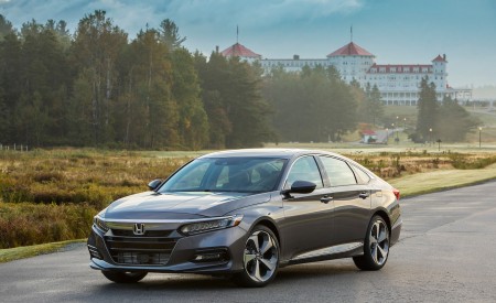 2018 Honda Accord Touring 2.0T Front Three-Quarter Wallpapers 450x275 (58)