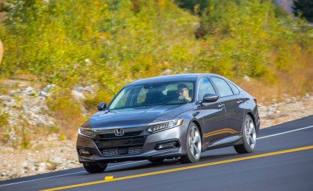 2018 Honda Accord Touring 2.0T Front Three-Quarter Wallpapers 450x275 (46)