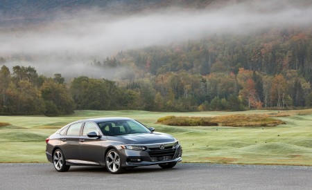 2018 Honda Accord Touring 2.0T Front Three-Quarter Wallpapers 450x275 (47)