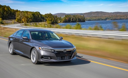 2018 Honda Accord Touring 2.0T Front Three-Quarter Wallpapers 450x275 (50)