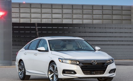 2018 Honda Accord Touring Front Three-Quarter Wallpapers 450x275 (91)