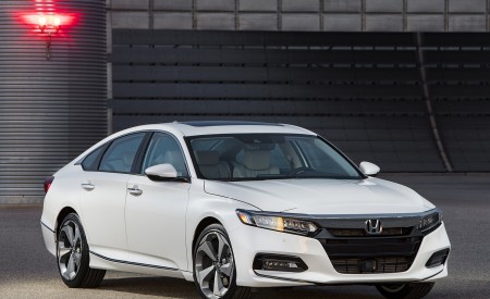 2018 Honda Accord Touring Front Three-Quarter Wallpapers 450x275 (92)