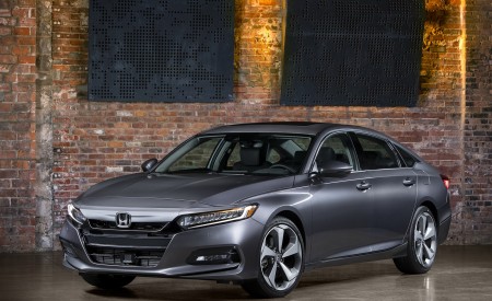 2018 Honda Accord Touring Front Three-Quarter Wallpapers 450x275 (100)