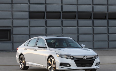 2018 Honda Accord Touring Front Three-Quarter Wallpapers 450x275 (93)