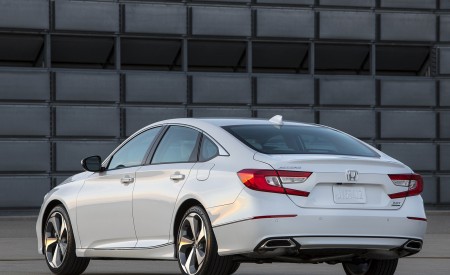 2018 Honda Accord Touring Rear Three-Quarter Wallpapers 450x275 (97)