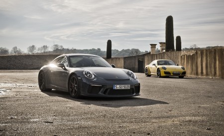 2018 Porsche 911 GT3 with Touring Package Front Three-Quarter Wallpapers 450x275 (14)