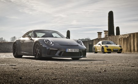 2018 Porsche 911 GT3 with Touring Package Front Three-Quarter Wallpapers 450x275 (15)