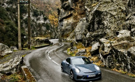 2018 Porsche 911 GT3 with Touring Package Front Wallpapers 450x275 (31)