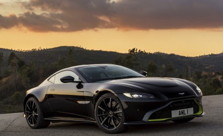 2019 Aston Martin Vantage (Onyx Black) Front Three-Quarter Wallpapers 450x275 (64)