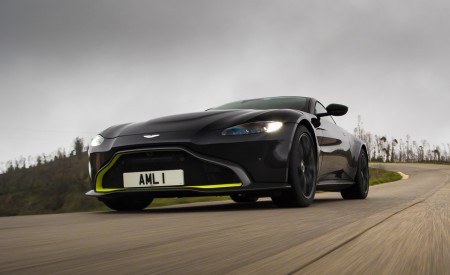 2019 Aston Martin Vantage (Onyx Black) Front Three-Quarter Wallpapers 450x275 (13)