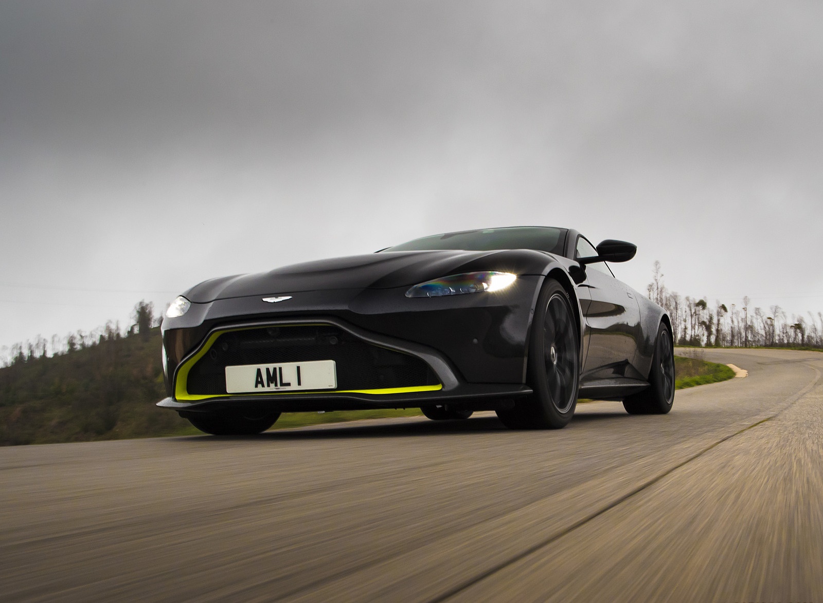 2019 Aston Martin Vantage (Onyx Black) Front Three-Quarter Wallpapers (13)