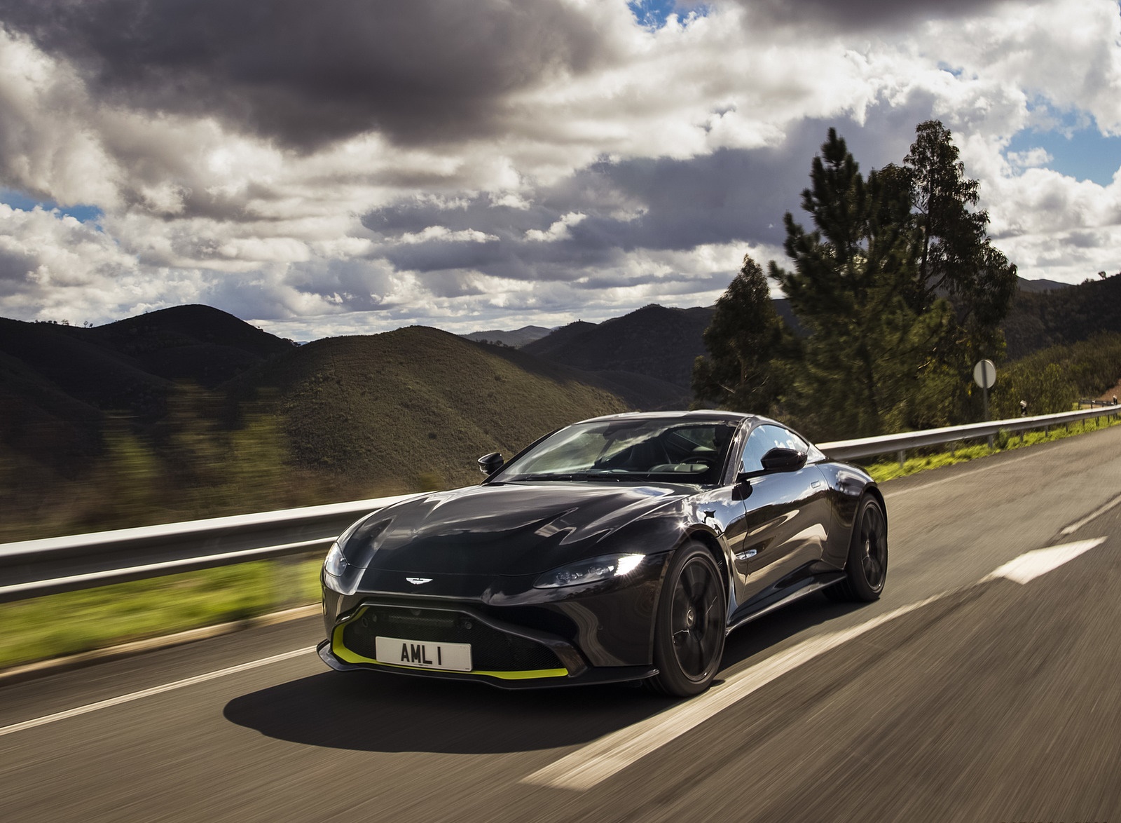 2019 Aston Martin Vantage (Onyx Black) Front Three-Quarter Wallpapers (1)