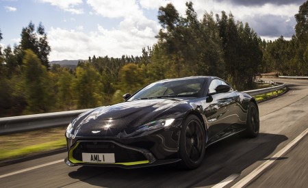 2019 Aston Martin Vantage (Onyx Black) Front Three-Quarter Wallpapers 450x275 (3)