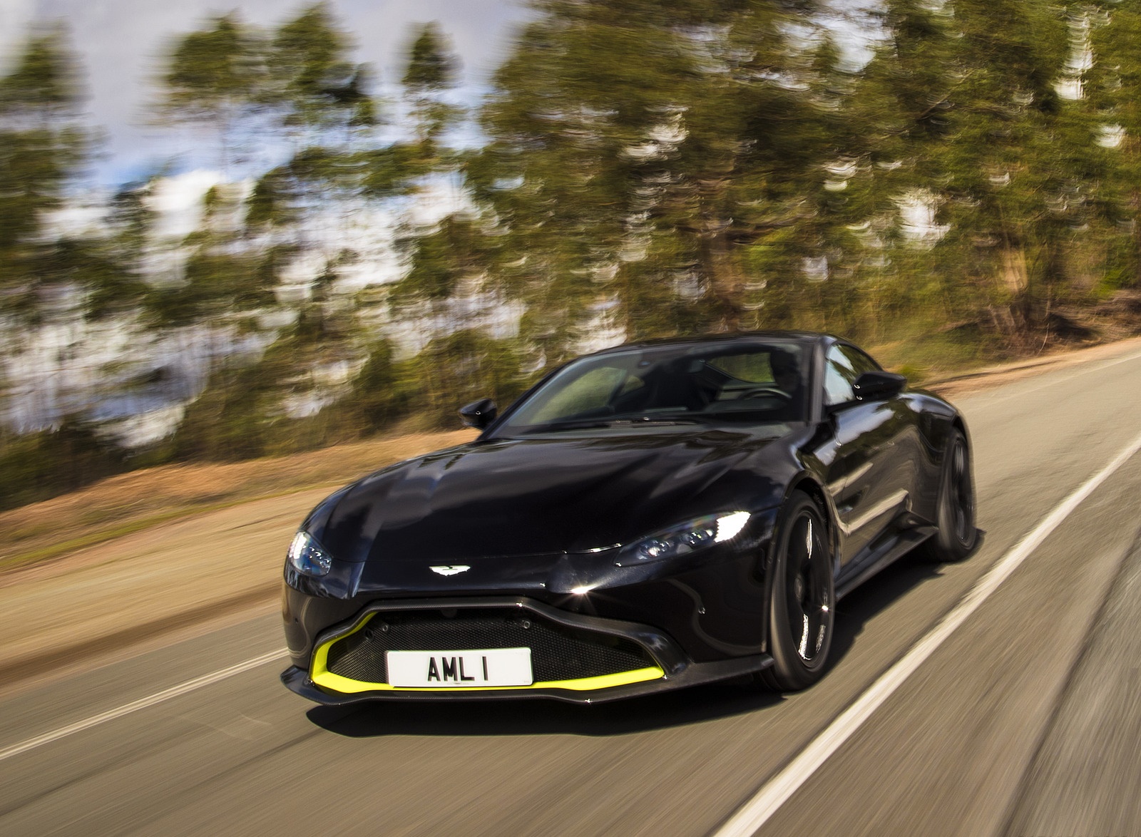 2019 Aston Martin Vantage (Onyx Black) Front Three-Quarter Wallpapers (4)
