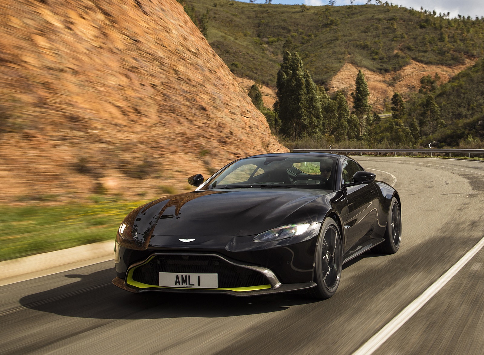 2019 Aston Martin Vantage (Onyx Black) Front Three-Quarter Wallpapers (5)