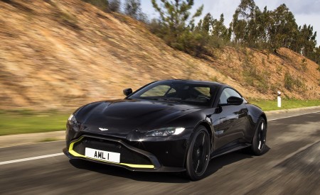 2019 Aston Martin Vantage (Onyx Black) Front Three-Quarter Wallpapers 450x275 (7)